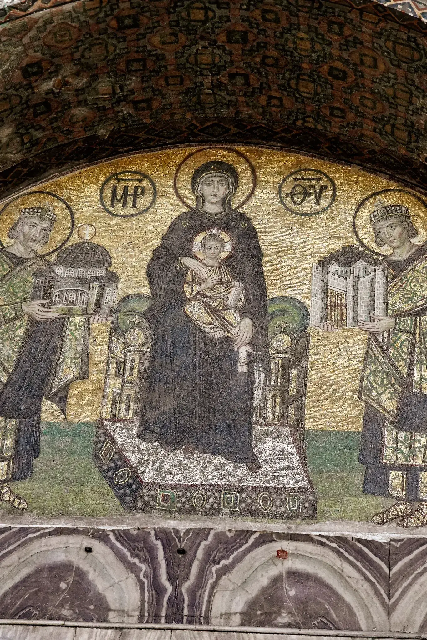 La Virgen con el Niño flanqueada por Constantino y Justiniano en el mosaico del vestíbulo.