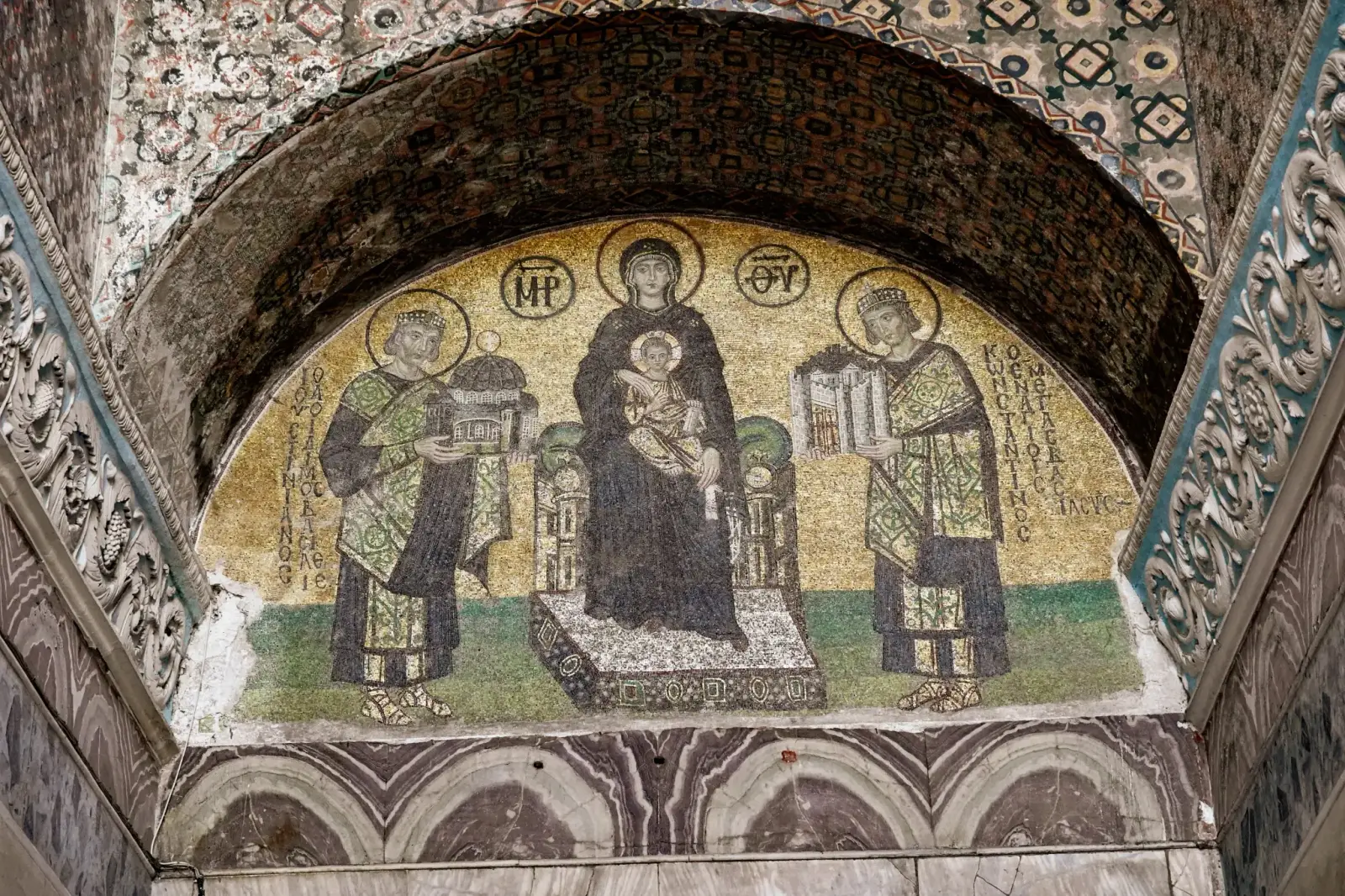 El mosaico en el que Constantino y Justiniano ofrecen la ciudad y la iglesia a la Virgen con el Niño.