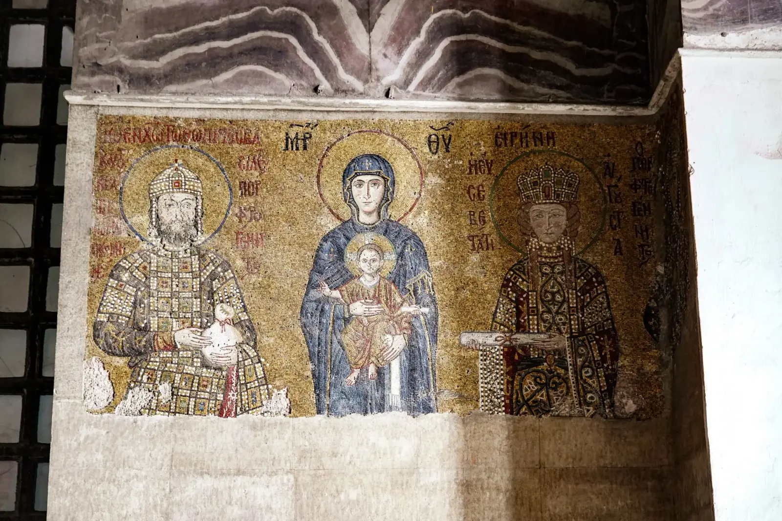 El panel de los Comnenos: la Virgen con el Niño entre Juan II Comneno y la emperatriz Irene.