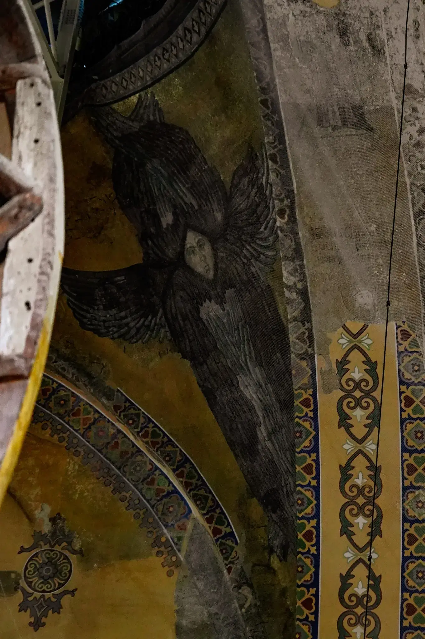 Un mosaico de serafín en una pechina, con las alas llenando la superficie triangular curva.