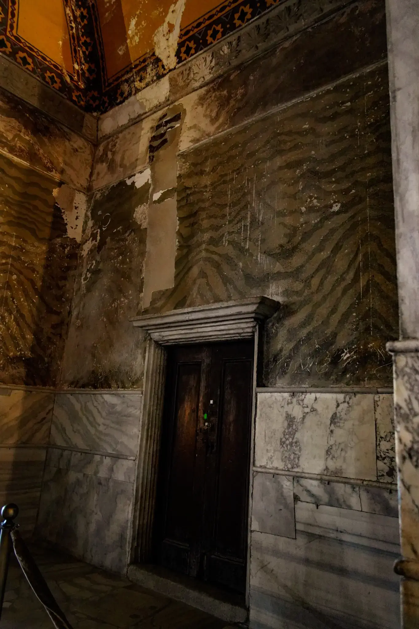 Una puerta histórica en la galería superior, con la piedra desgastada enmarcando el paso.