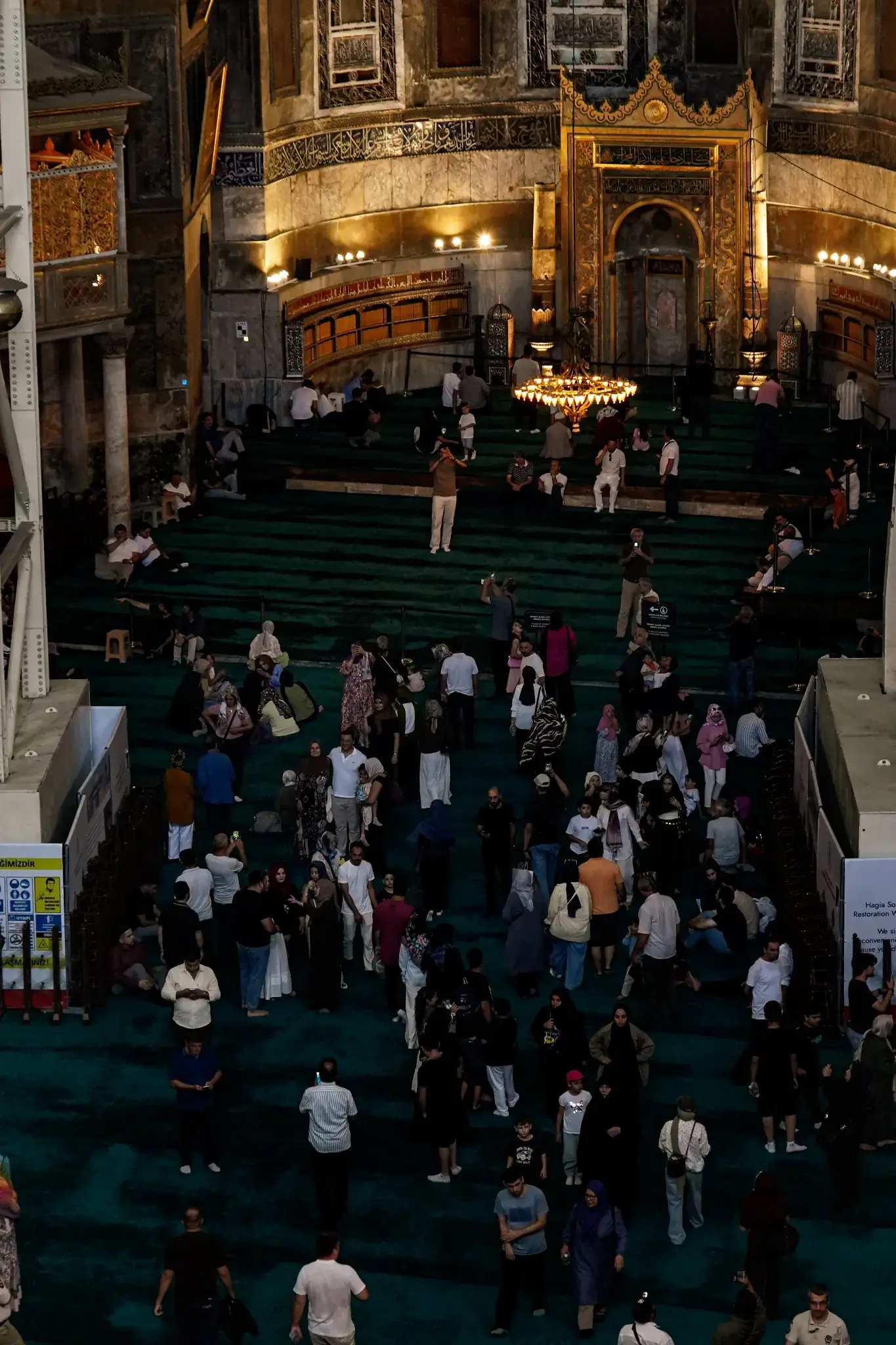 La sala de oración vista desde la galería: la estructura bizantina y el mobiliario otomano comparten un mismo espacio.