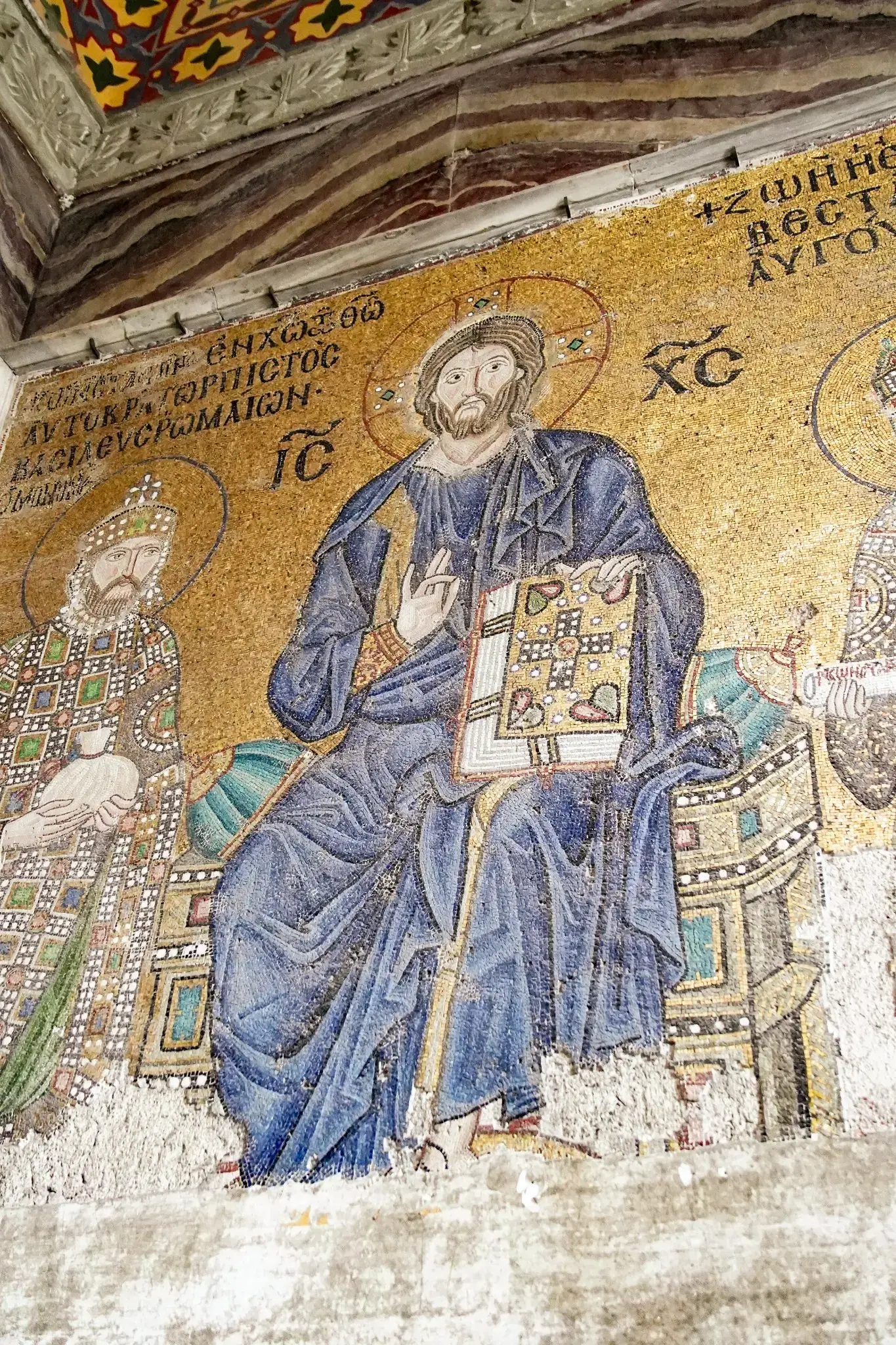 El panel de la emperatriz Zoe de cerca, con Cristo Pantocrátor en el centro.