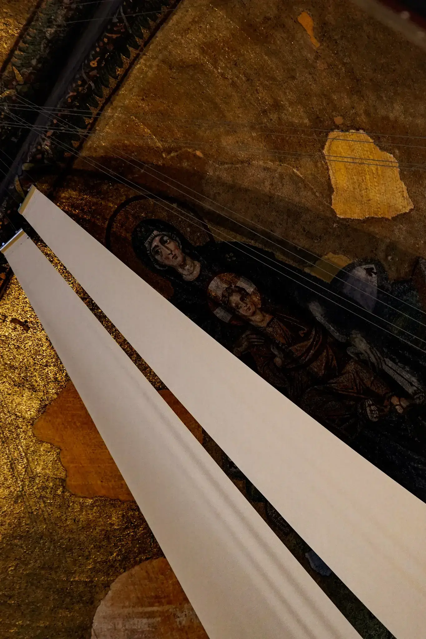El mosaico absidal de la Virgen con el Niño sobre fondo dorado, muy por encima del santuario.