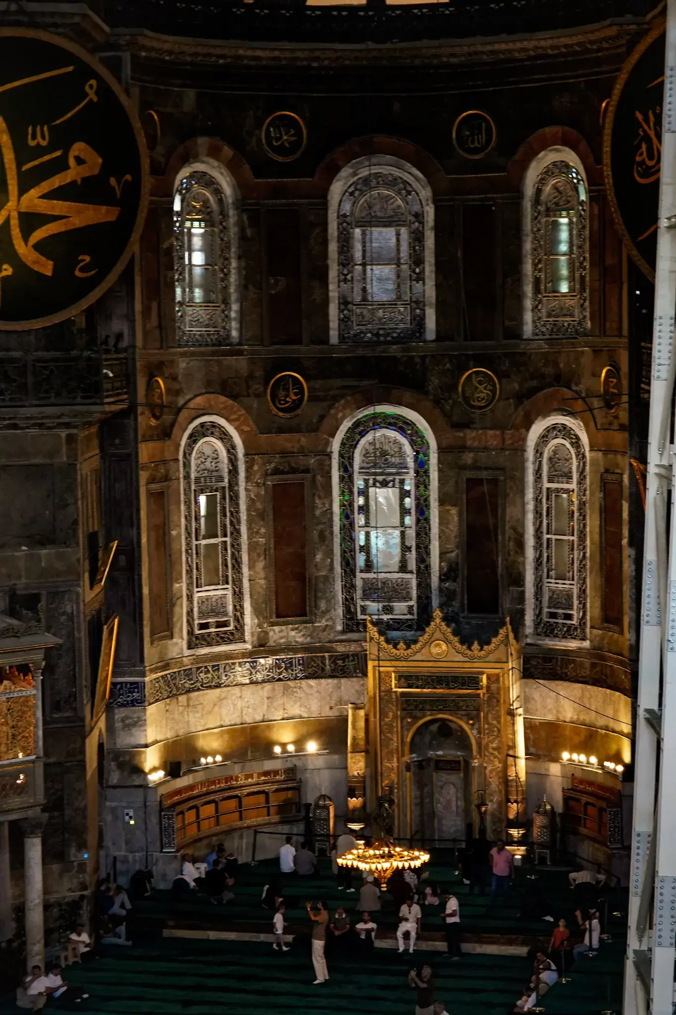 La sala de oración principal a nivel del suelo, con toda la anchura de la nave bajo la cúpula.
