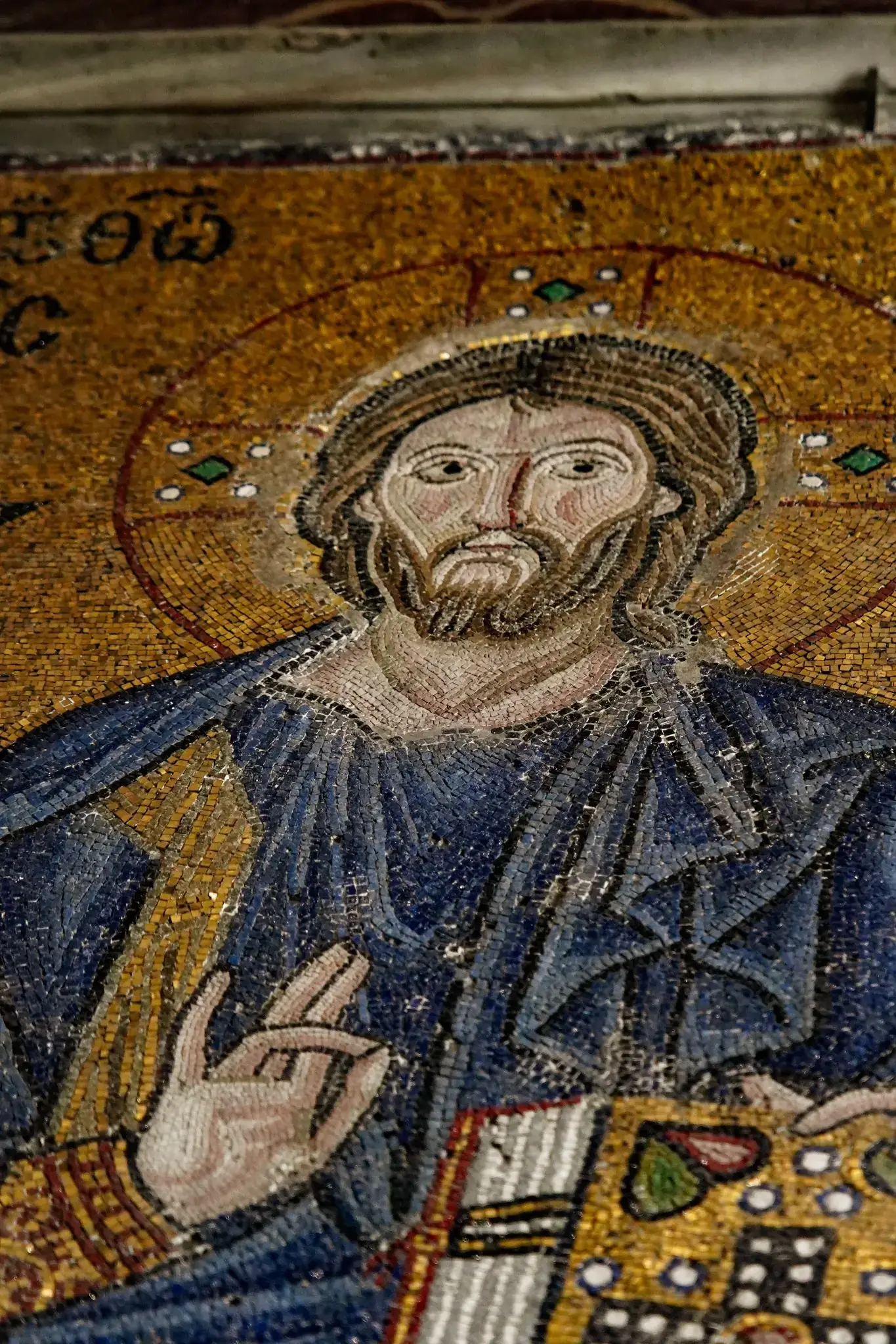 Detalle del rostro de Cristo en el mosaico de la Deesis, con las teselas visibles en el modelado.