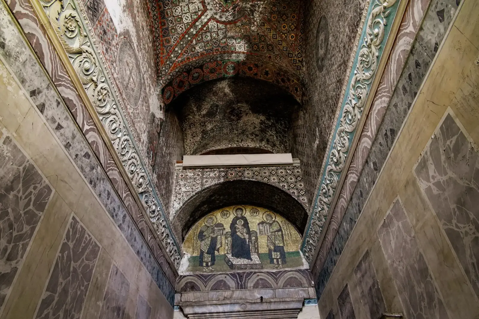 El mosaico del vestíbulo suroeste visto desde el pasaje: la Virgen con el Niño entre dos emperadores.