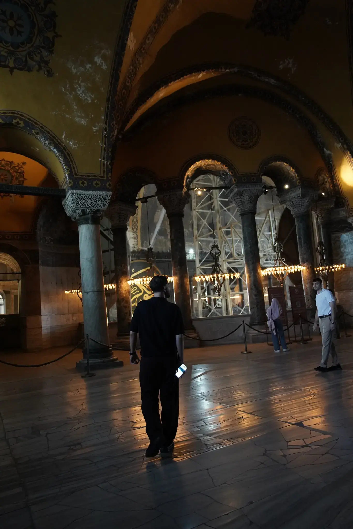 Columnas de mármol y bóvedas en el interior de Santa Sofía, con la fábrica ascendiendo hacia la penumbra.