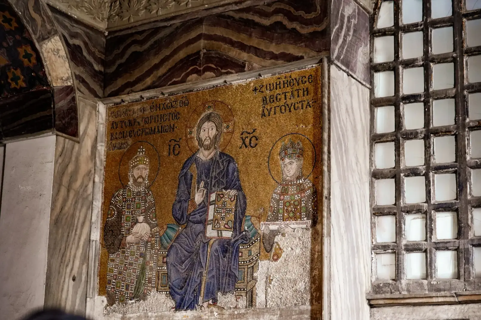 El panel de la emperatriz Zoe: Cristo entronizado entre la emperatriz y Constantino IX Monómaco.